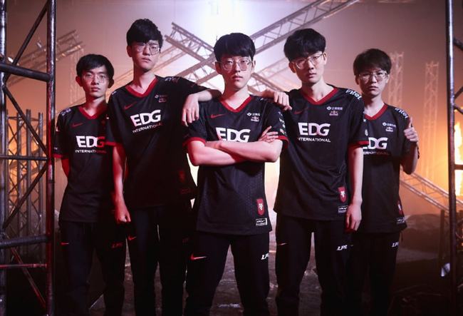 丝们更多的 丝们更多的