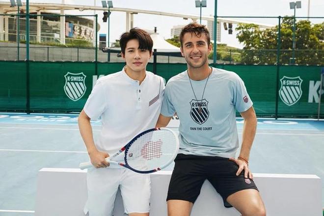 并肩出现 并肩出现